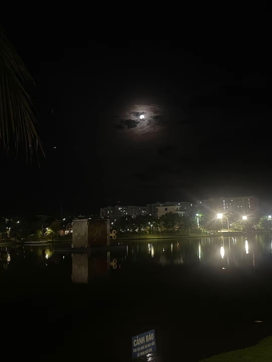 Trăng sáng trong lòng thành phố
